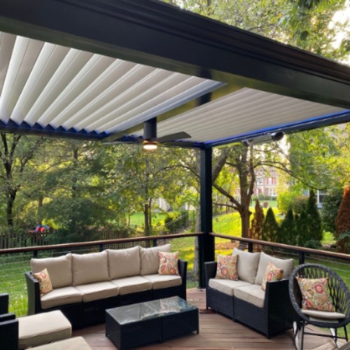 Aluminium-Pergola mit Lamellendach 